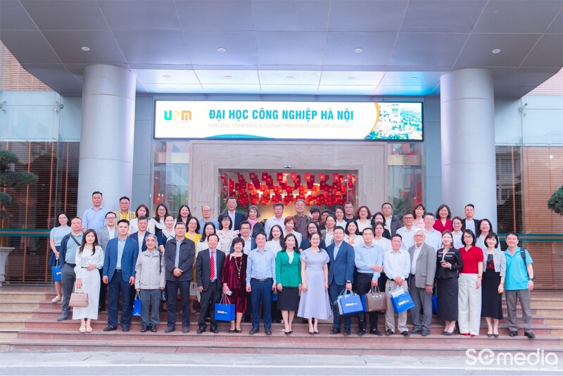 Hội nghị bàn tròn "Thúc đẩy cam kết và thực thi chính sách ESG của các bên liên quan" quy tụ các chuyên gia, đại diện ngân hàng, doanh nghiệp và tổ chức xã hội uy tín.