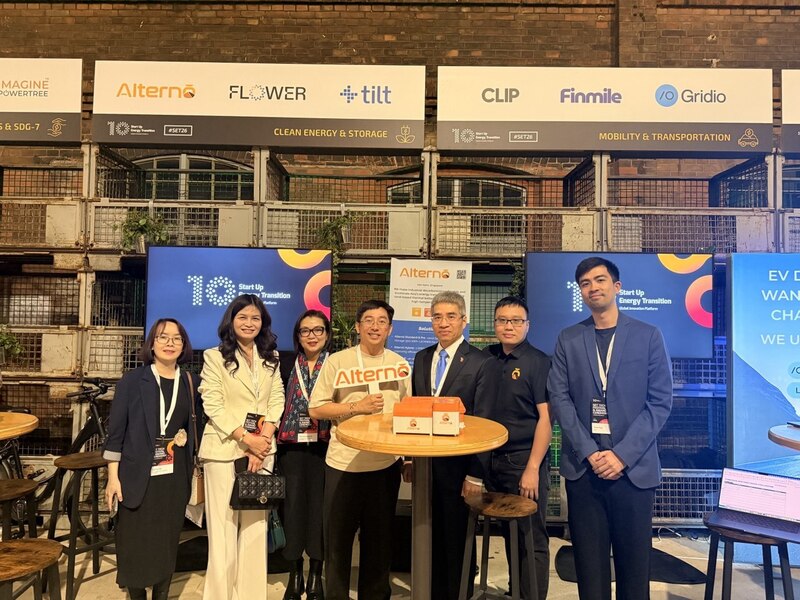 Đại sứ Đặc mệnh toàn quyền Việt Nam tại Cộng hòa Liên bang Đức Nguyễn Đắc Thành chúc mừng đội ngũ Alternō lọt vào Top 3 SET Award 2026 tại Berlin. Ảnh: Bình An