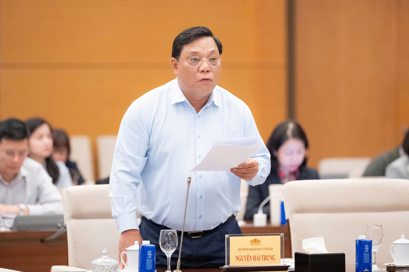 Thứ trưởng Bộ Dân tộc và Tôn giáo Nguyễn Hải Trung trình bày Tờ trình về dự án luật. Ảnh: Văn phòng Quốc hội