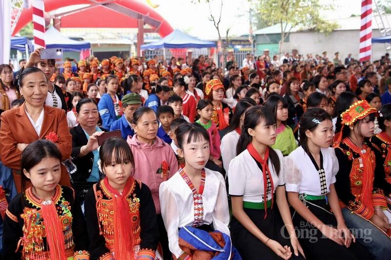 Không khí phấn khởi của học sinh vùng cao tại lễ khởi công.