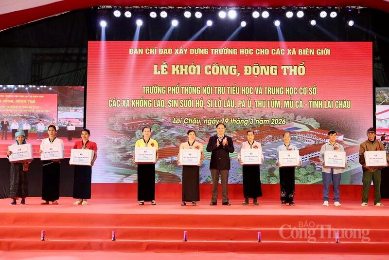 Bí thư Tỉnh ủy Lê Minh Ngân trao quà cho các hộ dân xã Khổng Lào.