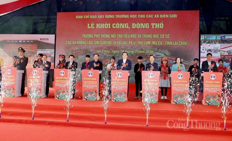 Các đại biểu cắt băng khởi công 6 trường nội trú liên cấp tại xã Khổng Lào.