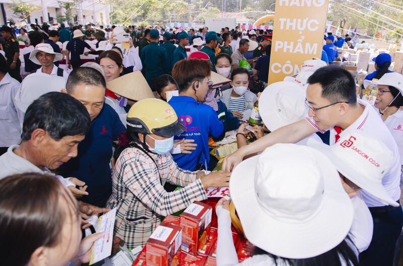 Bà con háo hức mua sắm tại Phiên chợ Nghĩa tình biển đảo.