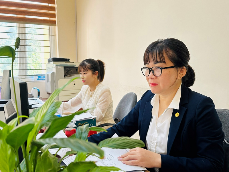 Nhân viên Tổ tổng hợp - Đội Quản lý Điện lực khu vực Cát Hải tích cực học tập áp dụng thực hiện chuyển văn bản trên môi trường dữ liệu số