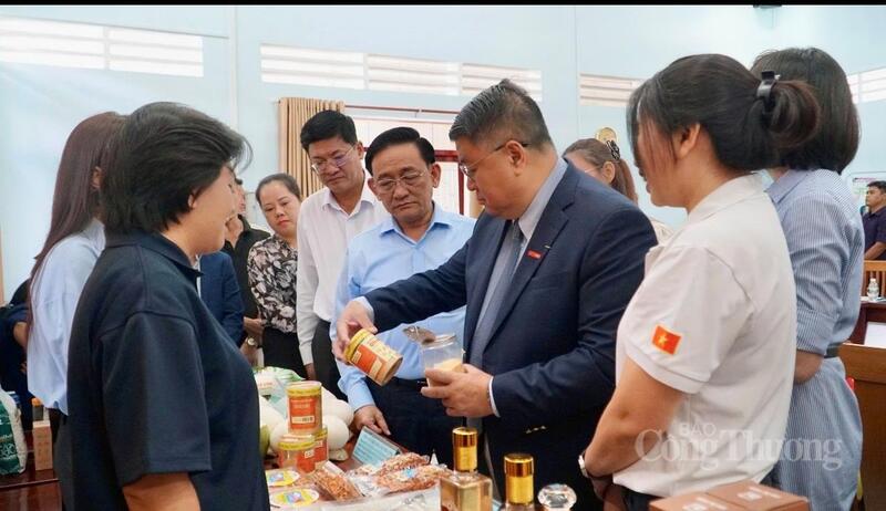 Ông Paul Lê – Phó Chủ tịch phụ trách Xúc tiến thương mại Tập đoàn Central Retail Việt Nam kiểm tra các sản phẩm OCOP.