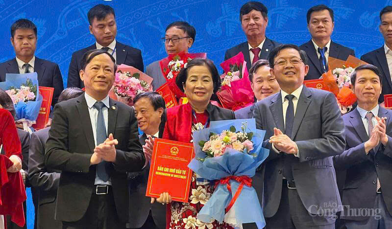 Lãnh đạo tỉnh Gia Lai trao Bản ghi nhớ đầu tư Dự án điện năng lượng tái tạo của Công ty Cổ phần Kinh doanh và Phát triển miền núi Gia Lai, năm 2025. Ảnh: Hiền Mai