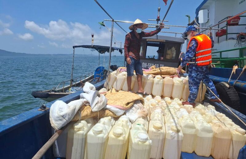 Lực lượng chức năng Bộ Tư lệnh Vùng Cảnh sát biển 1 kiểm tra tàu QN 56868-TS. Ảnh minh họa