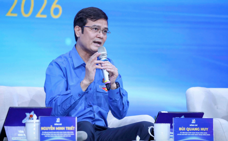 Bí thư thứ nhất Trung ương Đoàn - Bùi Quang Huy giải đáp tại diễn đàn. Ảnh: Tuấn Minh