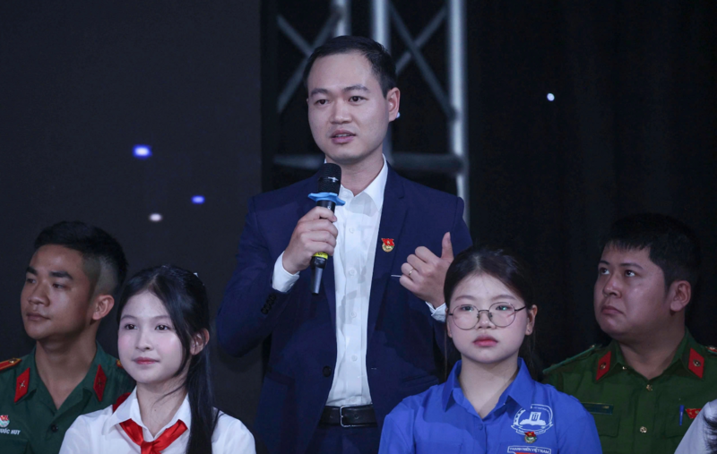 Anh Nguyễn Chí Đông đặt câu hỏi tại chương trình - Ảnh: Tuấn Minh