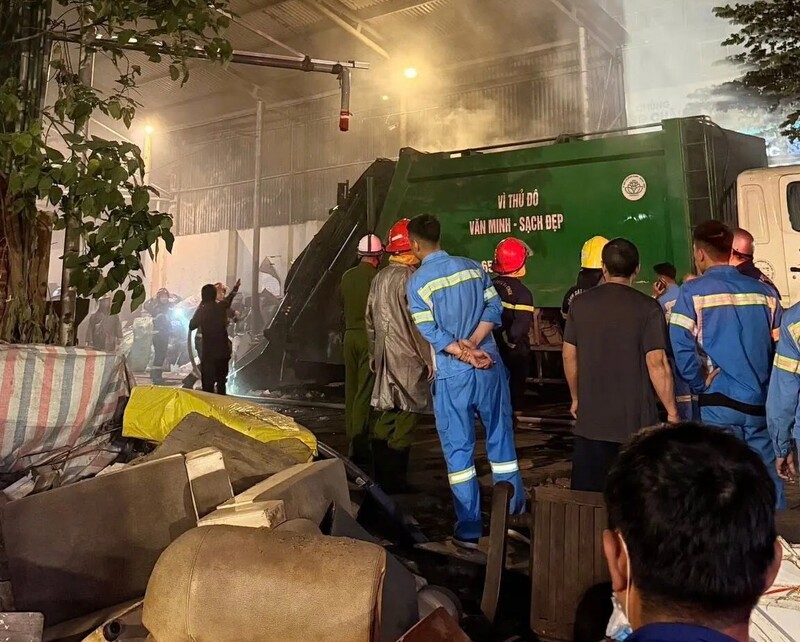 Hiện trường vụ cháy tại điểm tập kết rác trên phố Hoàng Cầu, phường Ô Chợ Dừa. Ảnh: Phạm Anh