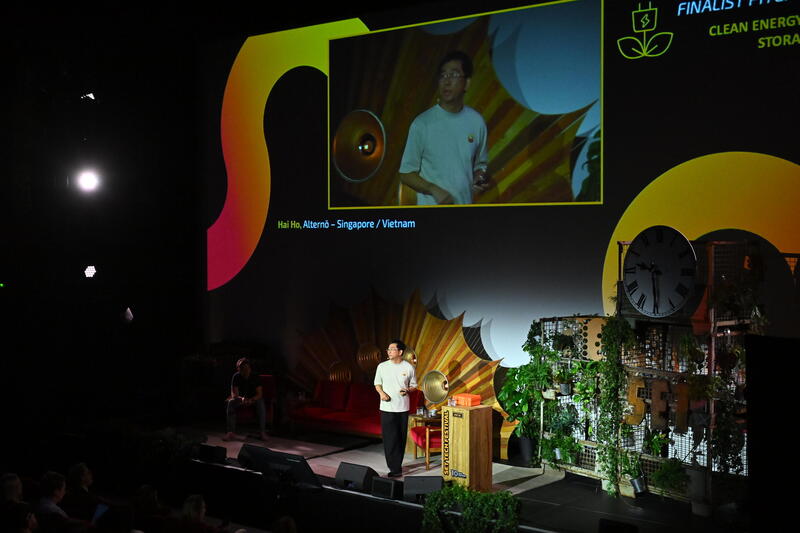 Đại diện dự án Alternō trình bày về dự án đến hội đồng bình chọn giải thưởng Start Up Energy Transition (SET) Award 2026. Ảnh: Bình An