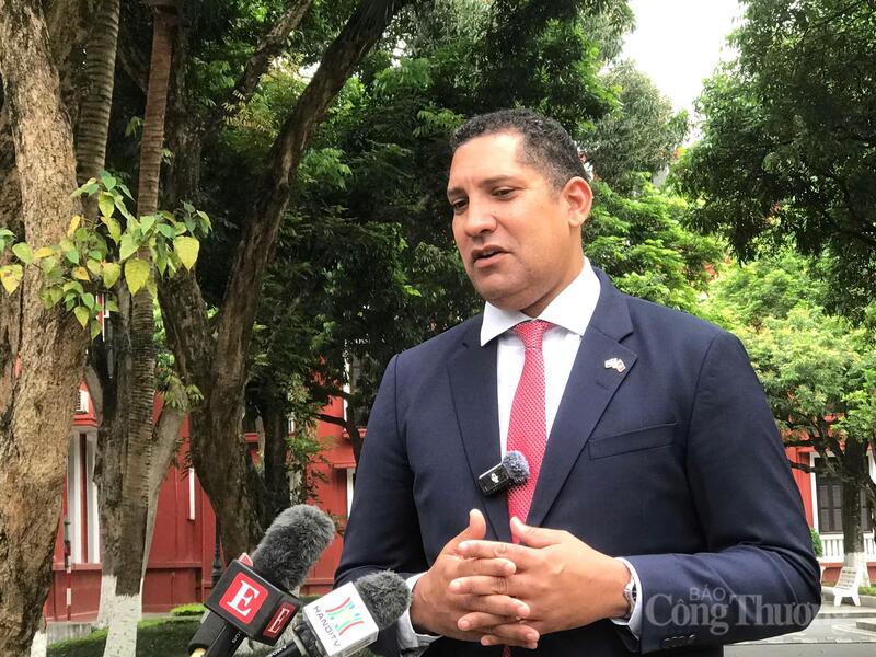 Đại sứ Thuỵ Điển tại Việt Nam – ông Johan Ndisi. Ảnh: Bảo Thoa