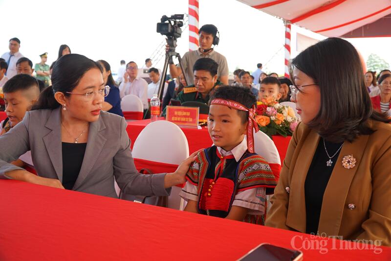 Giám đốc Sở Giáo dục và Đào tại Lê Thị Thanh Xuân (ngoài cùng bên trái) trò chuyện với học sinh ở xã Ea Bung