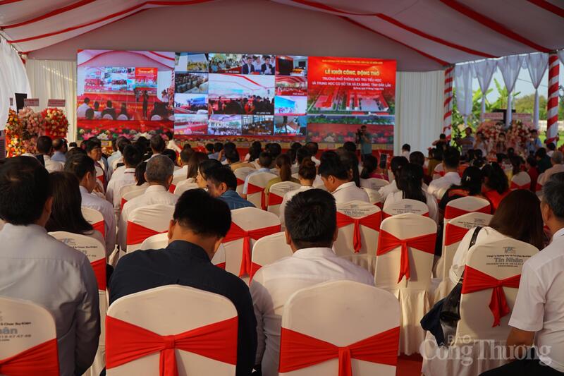 Đông đảo người dân xã biên giới Ea Bung đến dự lễ khởi công dự án trường liên cấp.