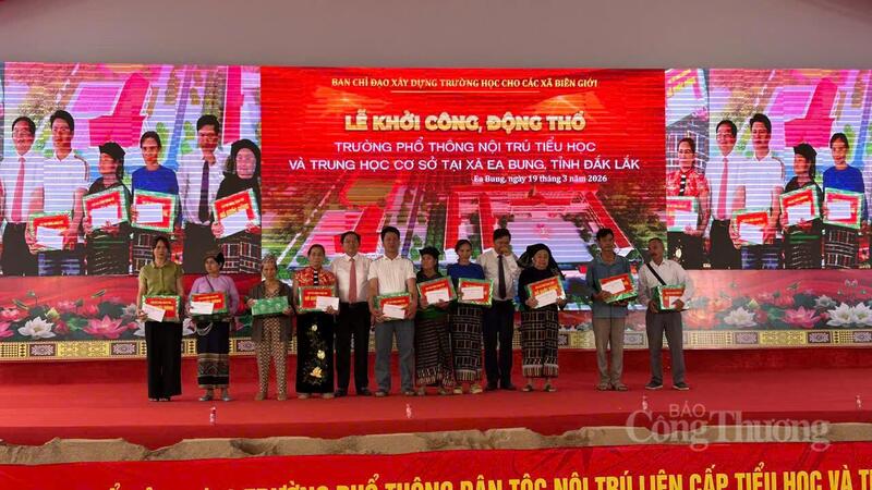 Phó Thủ tướng Hồ Quốc Dũng trao 10 suất quà cho những gia đình chính sách, khó khăn ở địa bàn xã Ea Bung.