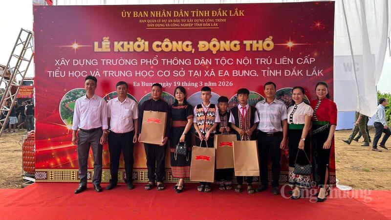 Người dân, giáo viên, học sinh trường THCS Ea Bung chụp ảnh lưu niệm tại buổi lễ.