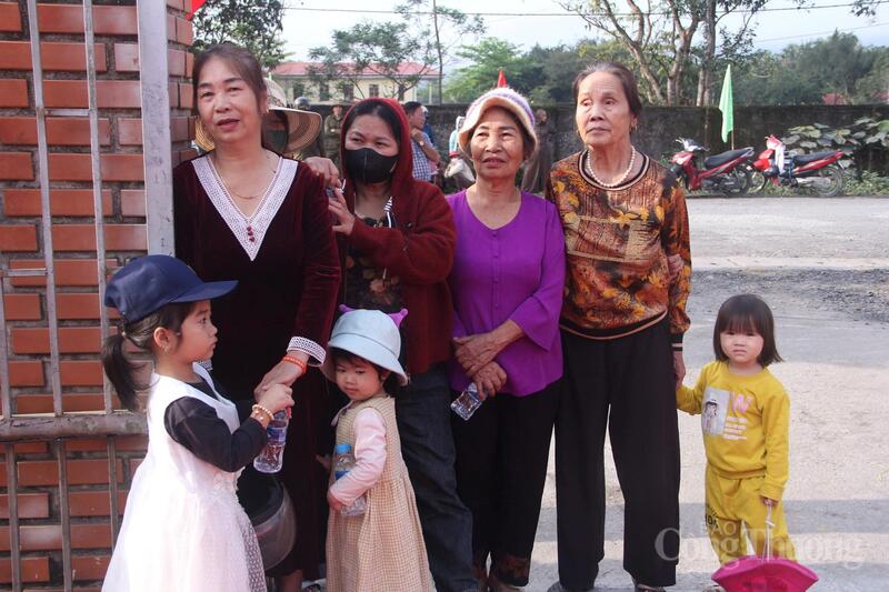 Người dân địa phương mong chờ những ngôi trường khang trang, hiện đại góp phần thu hẹp khoảng cách giáo dục. Ảnh: Trọng Tùng