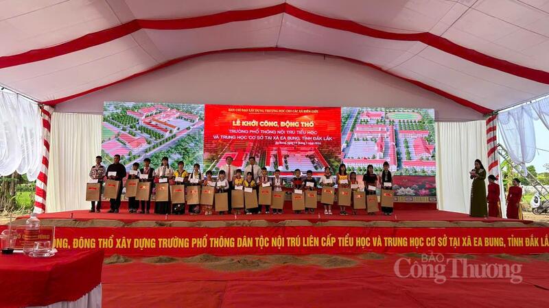 Phó Thủ tướng Hồ Quốc Dũng trao 20 suất quà cho 20 học sinh có hoàn cảnh khó khăn ở địa bàn xã Ea Bung.