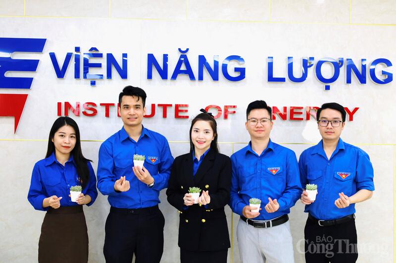 Đồng chí Lê Thị Thanh Huyền (giữa), Bí thư, Ủy viên Ban Thường vụ Đoàn Thanh niên Báo Công Thương tại chương trình "Chung tay vì môi trường xanh".