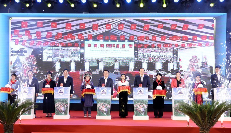 Phó Thủ tướng Lê Thành Long cùng các đại biểu thực hiện nghi thức bấm nút khởi công xây dựng trường tại tỉnh Lào Cai. Ảnh: VGP/Đức Tuân