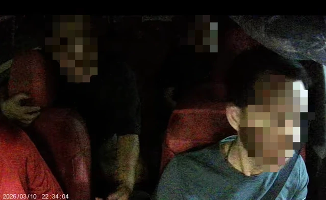 Clip trích xuất từ camera hành trình ghi lại cuộc tranh cãi giữa nhạc sĩ Minh Khang và một tài xế xe công nghệ. Ảnh chụp màn hình.