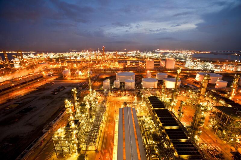 Các nhà máy lọc dầu tại Jurong Island (Singapore) - trung tâm lọc hoá dầu lớn của châu Á đã giảm công suất xuống 50-60%, do nguồn dầu thô từ Trung Đông bị trì hoãn.