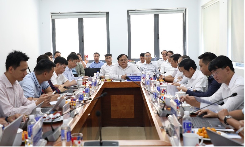 Đoàn công tác của EVNGENCO2  làm việc với Công ty Cổ phần Thủy điện A Vương. Ảnh: Bình An