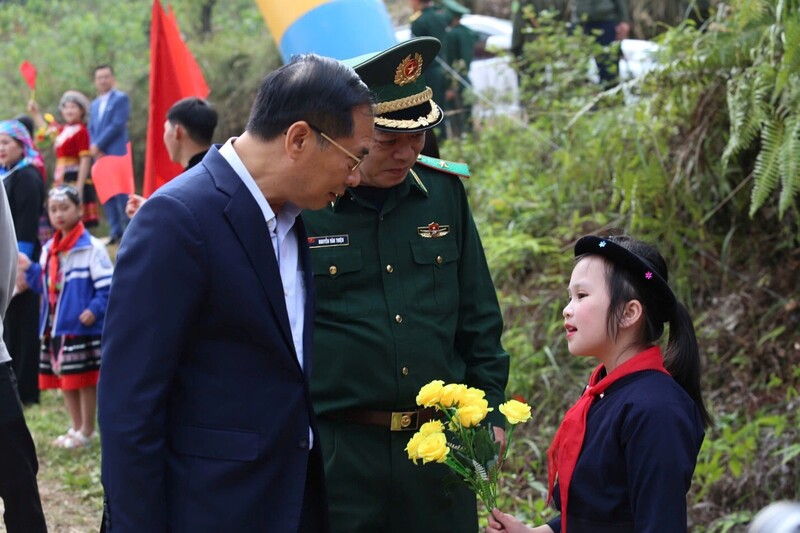 Phó Thủ tướng Bùi Thanh Sơn trò chuyện với học sinh Trường phổ thông dân tộc nội trú liên cấp Tiểu học và THCS Xuân Trường tại lễ khởi công.