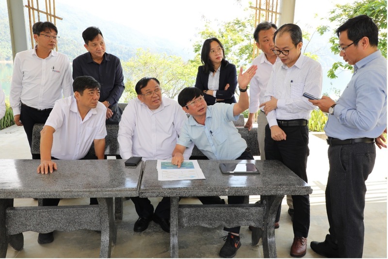 Phó TGĐ AVC Phạm Đình Quang (người ngồi, áo xanh) báo cáo dự án TNAV với Đoàn công tác EVNGENCO2. Ảnh: Bình An