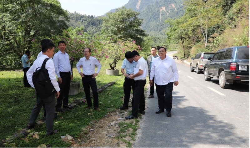 Đoàn công tác đi thực tế tại dự án AVMR. Ảnh: Bình An