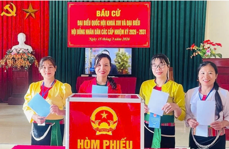 Đồng bào dân tộc thiểu số xã Tân Sơn (tỉnh Phú Thọ) hân hoan thực hiện quyền công dân. Ảnh: Hà Phương