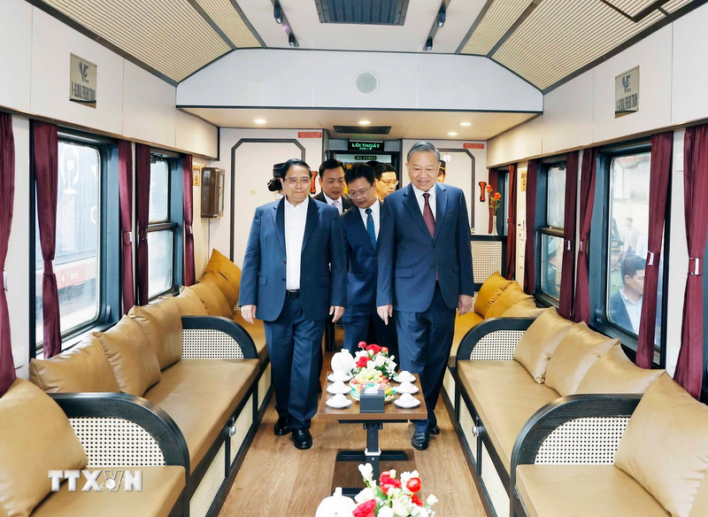 Tổng Bí thư Tô Lâm, Thủ tướng Phạm Minh Chính và đoàn công tác Trung ương kiểm tra thực địa tại ga Đồng Đăng. Ảnh: Thống Nhất/TTXVN