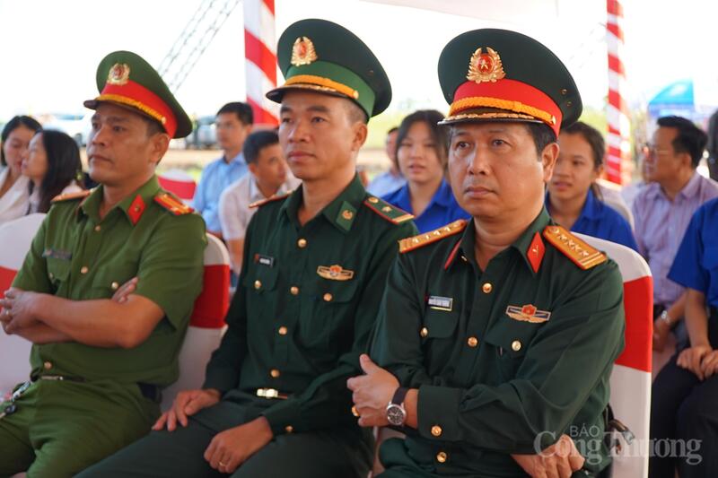 Lực lượng vũ trang dự lễ khởi công dự án Trường phổ thông nội trú liên cấp.