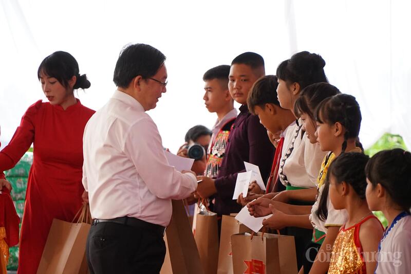 Phó Thủ tướng Hồ Quốc Dũng tặng quà cho học sinh ở địa bàn xã Ea Bung.