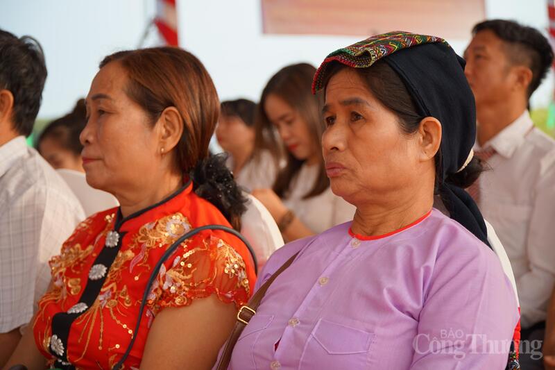 Người dân đồng bào dân tộc thiểu số đến dự lễ khởi công trường nội trú liên cấp.