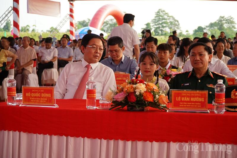 Phó Thủ tướng Chính phủ Hồ Quốc Dũng dự lễ khởi công dự án Trường phổ thông nội trú liên cấp tại xã Ea Bung.