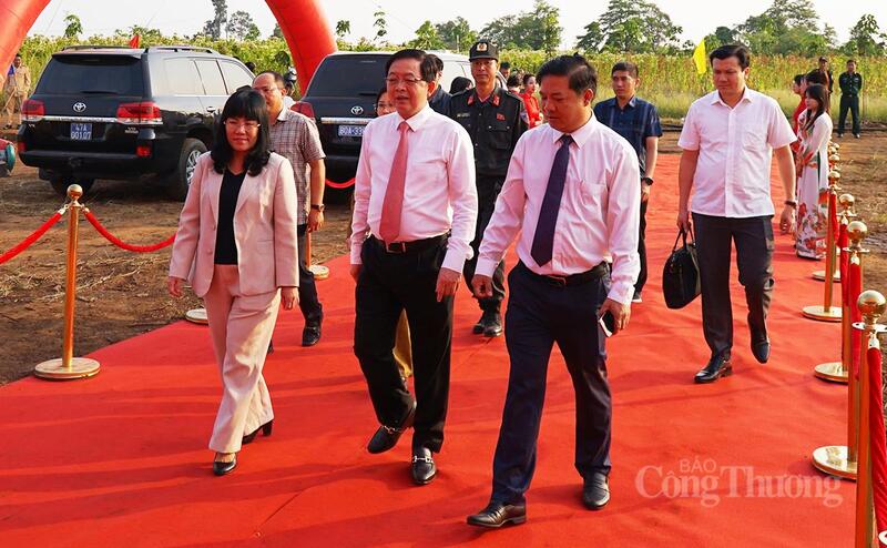 Phó Thủ tướng Hồ Quốc Dũng dự lễ khởi công trường liên cấp ở Đắk Lắk