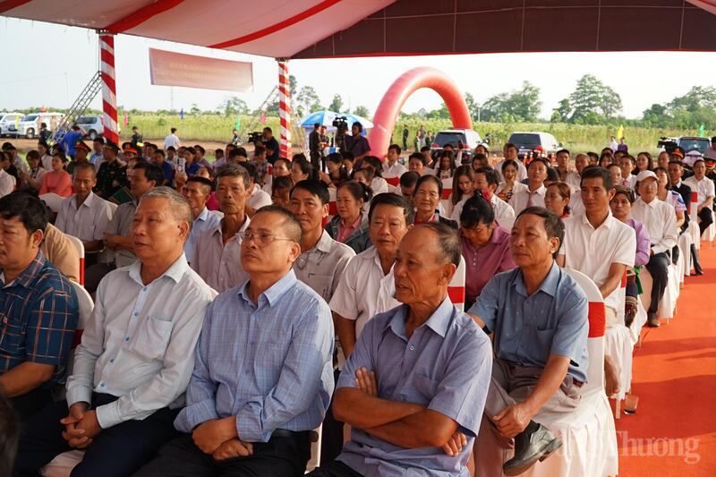 Đông đảo người dân, chính quyền xã Ea Bung đến dự buổi lễ khởi công dự án.