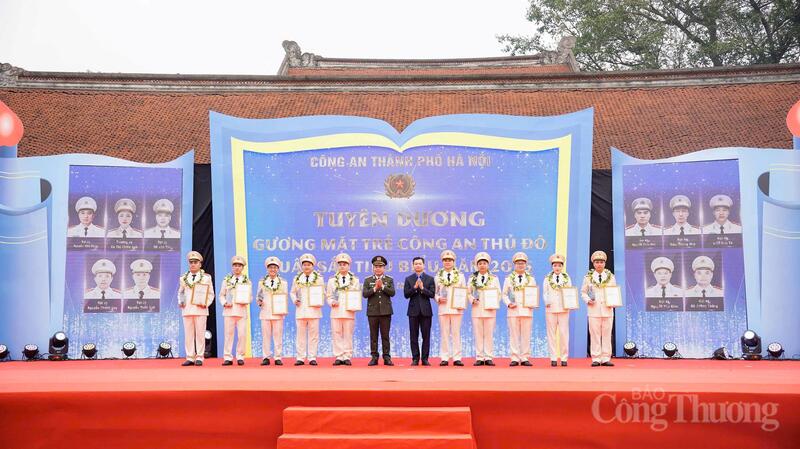 Tuyên dương 10 gương mặt trẻ Công an Thủ đô xuất sắc tiêu biểu năm 2025. Ảnh: Hải Sơn