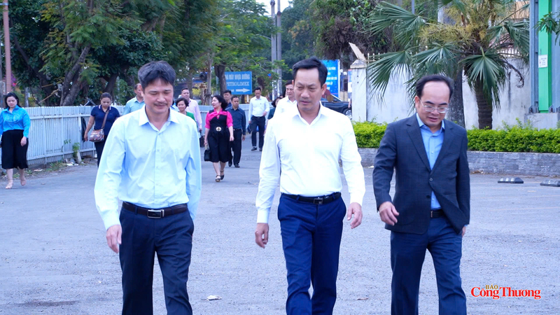 Ông Lê An Hải - Ủy viên Đoàn Chủ tịch Tổng Liên đoàn Lao động Việt Nam, Chủ tịch Công đoàn Công Thương Việt Nam thị sát địa điểm tại Hải Phòng. Ảnh: Thái Mạnh