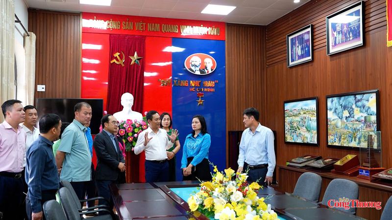 Đoàn công tác thống nhất các nội dung chuẩn bị, hướng tới tổ chức Tháng Công nhân thành công. Ảnh: Thái Mạnh