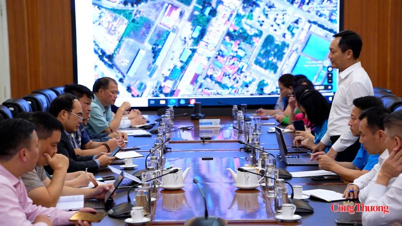 Ông Lê An Hải - Ủy viên Đoàn Chủ tịch Tổng Liên đoàn Lao động Việt Nam, Chủ tịch Công đoàn Công Thương Việt Nam trao đổi, thống nhất phương án đảm bảo khoa học và thuận tiện. Ảnh: Thái Mạnh