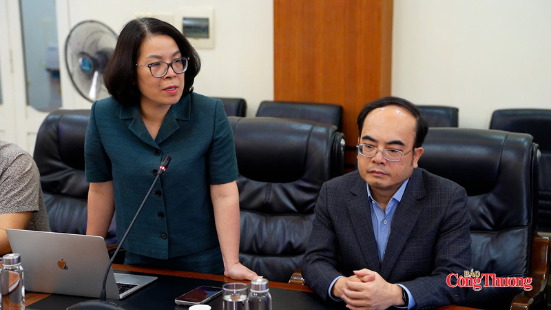 Bà Lê Thị Thanh Hà - Chủ tịch Petrolimex Hải Phòng báo cáo về không gian tổ chức tại Công ty Xăng dầu khu vực 3. Với yêu cầu của sự kiện cần tổ chức, Xăng dầu khu vực 3 đề xuất khu vực và trao đổi với Công đoàn Công Thương Việt Nam để triển khai layout cho sự kiện. Trong đó, quan trọng nhất là công tác phòng cháy, chữa cháy. Ảnh: Thái Mạnh