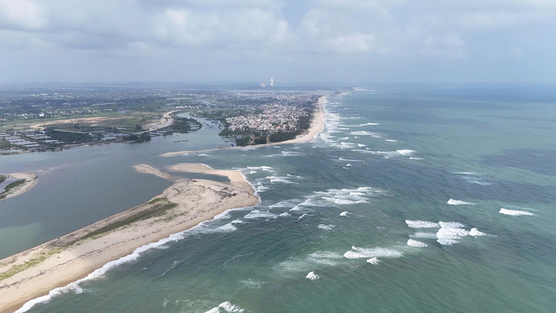 Thực trạng này không chỉ gây khó khăn cho tàu thuyền ra vào khai thác thủy hải sản, mà còn tiềm ẩn nguy cơ mất an toàn cho ngư dân khi hoạt động trên biển. Ảnh: Nguyễn Dương