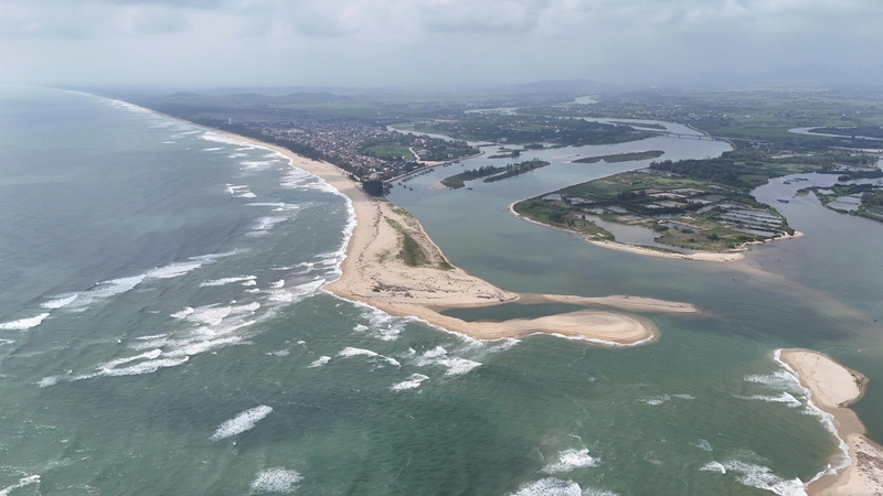 Khu vực Cửa Lở (xã An Phú) thường xuyên xảy ra tình trạng bồi lấp nghiêm trọng, làm thu hẹp cửa sông và thay đổi luồng lạch. Ảnh: Nguyễn Dương