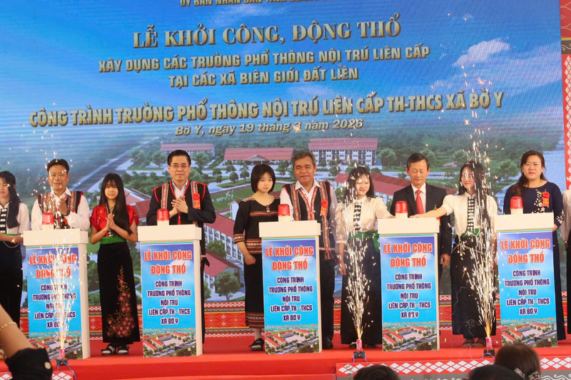 Bí thư Tỉnh ủy Quảng Ngãi Hồ Văn Niên và Chủ tịch UBND tỉnh Quảng Ngãi Nguyễn Hoàng Giang cùng bấm nút khỏi công xây dựng các ngôi trường biên giới. Ảnh: Nguyễn Dương