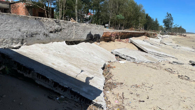 Khoảng 250m mặt đường bị sạt lở nghiêm trọng, nền đường bị khoét rỗng, nhiều mảng bê tông nứt gãy và trượt xuống bãi biển. Ảnh: Nguyễn Dương