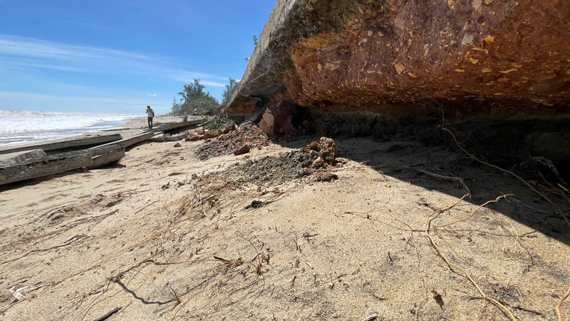 Triều cường còn tạo ra các “hàm ếch” rộng khoảng 70cm, sâu hơn 1,2m dưới nền đường. Ảnh: Nguyễn Dương