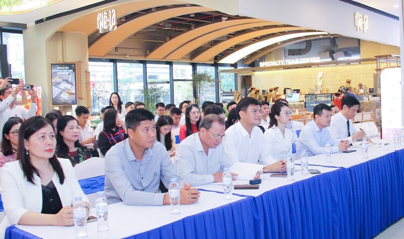 Lãnh đạo các sở, ban, ngành và doanh nghiệp tham gia lễ phát động.