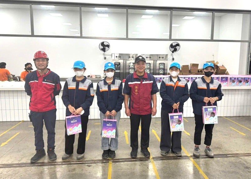 Những phần quà tại nhà máy tiếp thêm niềm vui, động lực cho người lao động.